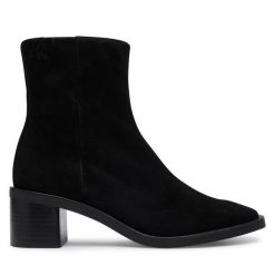 Botki Calvin Klein. Czarne botki damskie Calvin Klein, bez obcasa, na słupku, bez zapięcia. Za 799.99 zł.