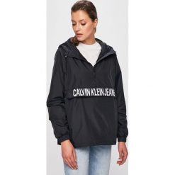 Calvin Klein Jeans - Kurtka. Czarne kurtki damskie Calvin Klein Jeans, m, bez wzorów, z jeansu, krótkie, z kapturem. W wyprzedaży za 549.90 zł.