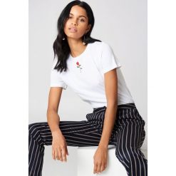 NA-KD T-shirt z haftowaną różą - White. Białe t-shirty damskie NA-KD, z haftami, z bawełny, z klasycznym kołnierzykiem. Za 40.95 zł.