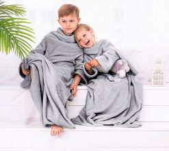 Decoking Koc dziecięcy 90x105 Lazy Kids z rękawami, stalowy, srebrny, DecoKing. Szare kocyki dla dzieci Decoking. Za 73.92 zł.