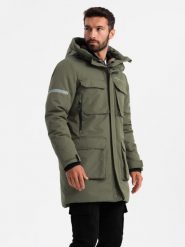 Ocieplana długa kurtka męska z odblaskowymi elementami – oliwkowa V3 OM-JALJ-0169 - XL. Zielone kurtki męskie Ombre Clothing, l, z aplikacjami, z gumy, z kapturem. W wyprzedaży za 169.99 zł.