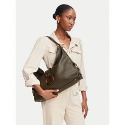 Torebka Guess. Czarne torebki do ręki damskie Guess, z aplikacjami, wizytowe, bez dodatków. Za 294.99 zł.