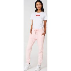 NA-KD Basic Spodnie dresowe basic - Pink. Spodnie dresowe damskie marki NA-KD Basic. W wyprzedaży za 70.66 zł.