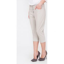 Beżowe spodnie 3/4 QUIOSQUE. Spodnie materiałowe damskie marki QUIOSQUE. W wyprzedaży za 29.99 zł.