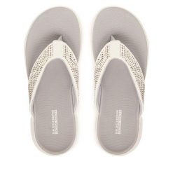 Japonki Skechers. Białe klapki damskie Skechers, bez wzorów, bez obcasa. Za 199.99 zł.