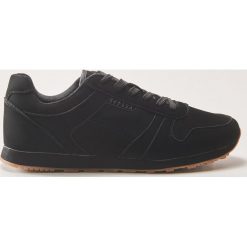 Buty sportowe - Czarny. Czarne buty sportowe męskie House. W wyprzedaży za 59.99 zł.
