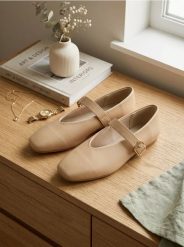 Baleriny z paskiem i skórzaną wkładką - beżowy. Brązowe baleriny damskie Sinsay, bez wzorów, bez obcasa. Za 49.99 zł.