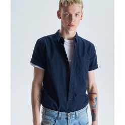 Koszula z krótkim rękawem basic - Granatowy. Koszule męskie marki Cropp. Za 59.99 zł.