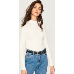 Dopasowany sweter - Kremowy. Białe swetry damskie Reserved. Za 99.99 zł.