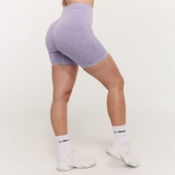 Spodenki GymBeam Vertical. Fioletowe szorty sportowe damskie GYMBEAM, s, bez wzorów, z materiału, na fitness i siłownię. Za 73.99 zł.