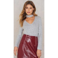 NA-KD Dzianinowy sweter z głębokim dekoltem - Grey. Swetry damskie marki NA-KD. W wyprzedaży za 48.58 zł.
