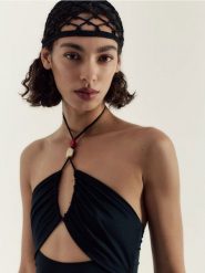 Ażurowa czapka - czarny. Czarne czapki i kapelusze damskie Reserved, w ażurowe wzory. W wyprzedaży za 29.99 zł.