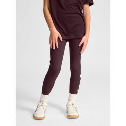 Dziewczęce legginsy z logo Hummel. Czerwone spodnie sportowe dla dziewczynek Hummel, bez wzorów, na fitness i siłownię. Za 121.00 zł.