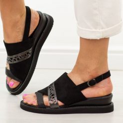 Czarne zamszowe sandały damskie na koturnie Jezzi 2267-13. Czarne sandały damskie Jezzi, bez wzorów, z zamszu, bez obcasa, na koturnie, bez zapięcia. Za 189.00 zł.