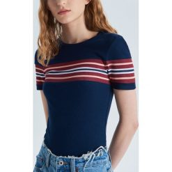 Koszulka z prążkowanego materiału - Granatowy. T-shirty damskie marki Cropp. W wyprzedaży za 19.99 zł.