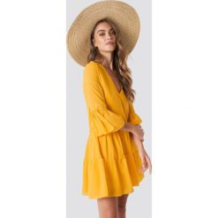 NA-KD Boho Sukienka mini z dekoltem V - Yellow. Sukienki damskie marki NA-KD Boho. Za 121.95 zł.