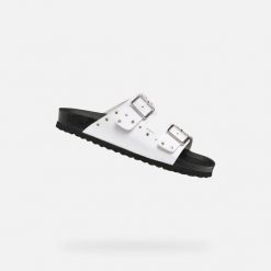 Sandały GEOX J ADRIEL GIRL Biały. Białe sandały damskie Geox, bez wzorów, z syntetyku, bez obcasa, bez zapięcia. Za 241.99 zł.