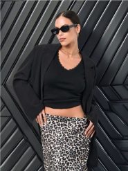 Koszulka - czarny. Czarne t-shirty damskie Sinsay, l, bez wzorów, z koronki, bez kołnierzyka. W wyprzedaży za 13.99 zł.