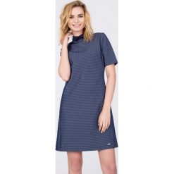 Elegancka granatowa sukienka z kołnierzykiem QUIOSQUE. Żółte sukienki damskie QUIOSQUE, z tkaniny, eleganckie. W wyprzedaży za 59.99 zł.