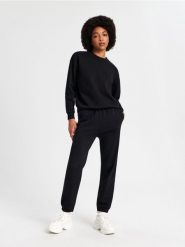 Spodnie dresowe - czarny. Czarne spodnie dresowe damskie Sinsay, l, bez wzorów, z dresówki. Za 29.99 zł.