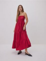 Sukienka midi z falbanami - czerwony. Czerwone sukienki damskie Reserved, l, bez wzorów, z bawełny, bez kołnierzyka, bez ramiączek, midi, rozkloszowane. Za 199.99 zł.