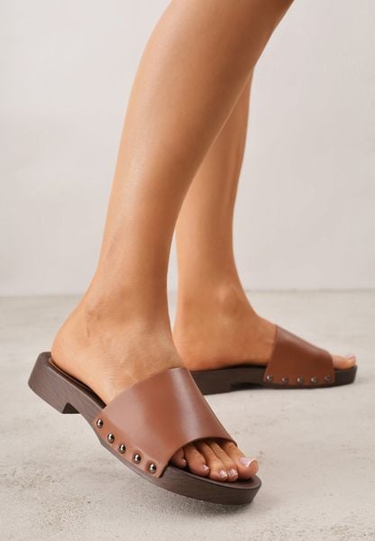 Brązowe Klapki w Klasycznym Stylu z Nitami Talove. Brązowe klapki damskie Born2be, bez wzorów, z jeansu, eleganckie, bez obcasa, na płaskiej podeszwie. Za 59.99 zł.