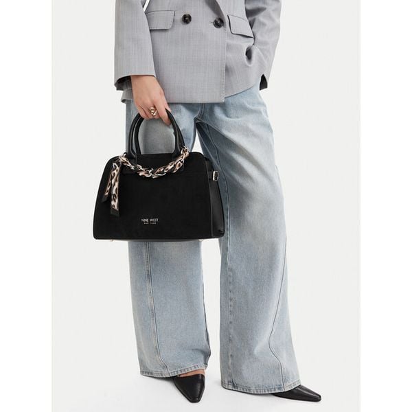 Torebka Nine West. Czarne torebki do ręki damskie Nine West, bez wzorów, bez dodatków. Za 279.99 zł.