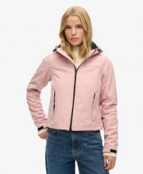 Superdry Kurtka Soft Shell Trekker z kapturem, krótki krój – Vintage Blush Pink. Czerwone kurtki damskie Superdry., bez wzorów, z elastanu, z kapturem. Za 407.60 zł.