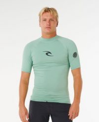 Męska koszulka z krótkim rękawem i filtrem UV WAVES. Zielone koszulki sportowe męskie Rip Curl, l, bez wzorów, z elastanu, bez kołnierzyka, bez ramiączek, żeglarskie. Za 119.99 zł.