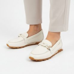 Półbuty damskie Hispanitas, ze skóry naturalnej z wsuwanym krojem oraz zaokrąglonym noskiem, białe, HV264662 Bolero-V26 Panna. Białe półbuty damskie Hispanitas, na lato, bez wzorów, ze skóry, klasyczne, bez obcasa, bez zapięcia. Za 619.00 zł.