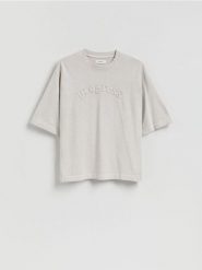 T-shirt boxy z naszywką - złamana biel. T-shirty męskie Reserved, l, z aplikacjami, z bawełny, bez kołnierzyka. Za 79.99 zł.