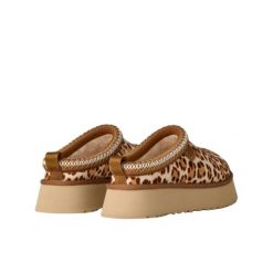 UGG Tazz Plains Slipper Felicity Leopard Jasmine. Brązowe klapki damskie UGG, bez wzorów, bez obcasa. Za 560.60 zł.