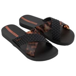 Klapki Ipanema Sense Slide 27214 BC402 czarne panterka. Czarne klapki damskie bez wzorów, z materiału, sportowe, bez obcasa. Za 154.29 zł.