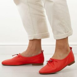 Pomarańczowe skórzane półbuty damskie T.Sokolski w26-236. Brązowe półbuty damskie Sokolski, na jesień, bez wzorów, z jeansu, casualowe, bez obcasa, bez zapięcia. Za 279.00 zł.