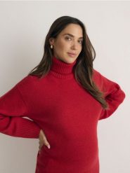 Sweter z wełną - czerwony. Czerwone swetry damskie Reserved, l, bez wzorów, z dzianiny, bez kołnierzyka, bez ramiączek, bez kaptura. W wyprzedaży za 199.99 zł.