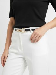 Cienki pasek na talię i biodra z ozdobną klamrą - czarny. Czarne paski damskie Sinsay, bez wzorów. Za 19.99 zł.