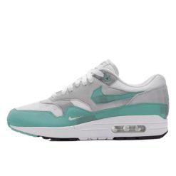 Buty do chodzenia dla dorosłych Air Max 1 .SWOOSH Low Poly Adventure. Niebieskie obuwie sportowe damskie Nike, bez wzorów, z materiału, trekkingowe, nike air max. Za 2,235.36 zł.