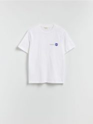 T-shirt z nadrukiem NASA - biały. Białe t-shirty męskie Reserved, l, bez wzorów, z bawełny, bez kołnierzyka. W wyprzedaży za 35.99 zł.