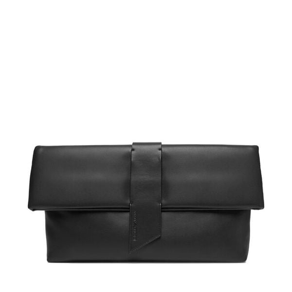 Torebka Emporio Armani. Czarne kopertówki damskie Emporio Armani, bez wzorów, bez dodatków. Za 930.99 zł.