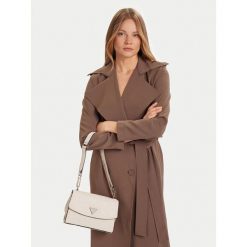 Torebka Guess. Białe torebki do ręki damskie Guess, z aplikacjami, wizytowe, bez dodatków. Za 320.99 zł.