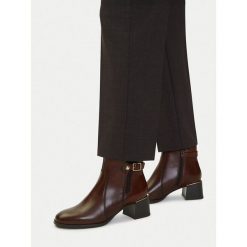 Botki Lasocki. Brązowe botki damskie Lasocki, bez obcasa, na słupku, bez zapięcia. Za 289.99 zł.