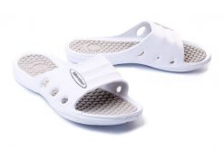 AXIM 7KL2238 white, klapki basenowe damskie. Białe klapki damskie Axim, bez wzorów, bez obcasa. Za 34.99 zł.