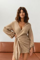 Sukienka z muślinu z wiązaniem na boku BEŻOWA - TULSA. Brązowe sukienki damskie Marsala, m, bez wzorów, z bawełny, bez kołnierzyka, bez ramiączek, dopasowane. Za 259.90 zł.