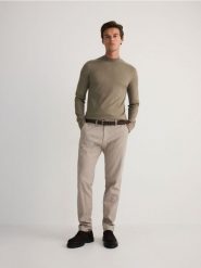 Sweter z wiskozą - oliwkowy. Zielone swetry przez głowę męskie Reserved, l, bez wzorów, z dzianiny, bez kołnierzyka. W wyprzedaży za 49.99 zł.