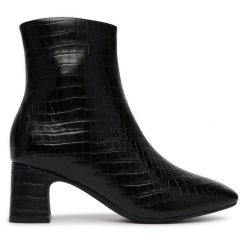 Botki Clarks. Czarne botki damskie Clarks, bez obcasa, na słupku, bez zapięcia. Za 519.99 zł.