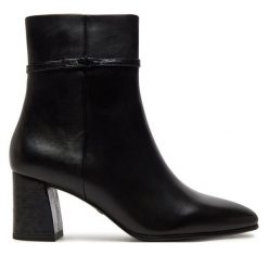 Botki Tamaris. Czarne botki damskie Tamaris, bez obcasa, na słupku, bez zapięcia. Za 349.99 zł.