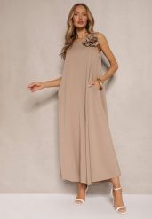 Ciemnobeżowy Kombinezon z Wiskozą Ozdobiona Kwiatem Broszką 3D Solio. Brązowe sukienki damskie Renee, na co dzień, bez wzorów, z wiskozy, eleganckie, bez kołnierzyka, bez ramiączek, proste. Za 99.99 zł.