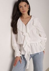 Biała Bawełniana Bluzka w Romantycznym Stylu z Falbankami i Wiązaniem Cezarina. Białe bluzki damskie Born2be, l, bez wzorów, z bawełny, biznesowe, bez kołnierzyka, bez ramiączek. Za 169.99 zł.