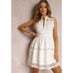 Biała Sukienka Athethra. Białe sukienki damskie Renee, na lato, m, w ażurowe wzory, boho, bez kołnierzyka, bez ramiączek, mini, rozkloszowane. Za 149.99 zł.