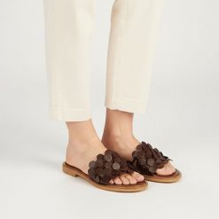 Klapki damskie Armodo, cholewka ze skóry naturalnej odkryte palce płaska podeszwa ozdobne detale, brązowe, 40381. Brązowe klapki damskie Armodo, bez wzorów, ze skóry, bez obcasa, na płaskiej podeszwie. Za 289.00 zł.